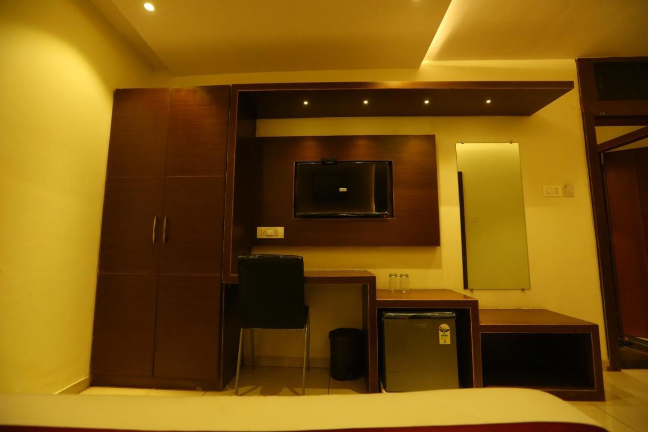 Hotel Hindustan Residency Thána Kültér fotó
